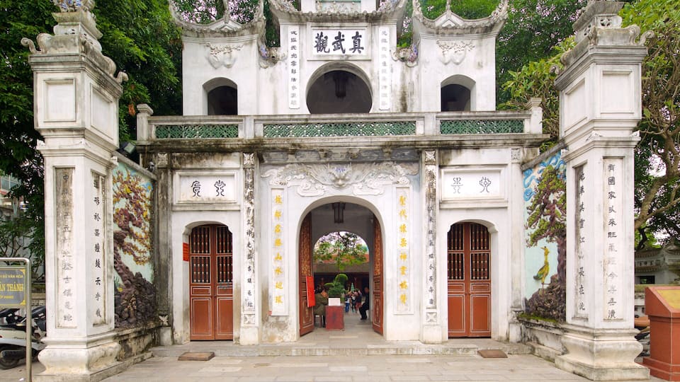 Quan Thanh Temple showing a temple or place of worship and religious elements