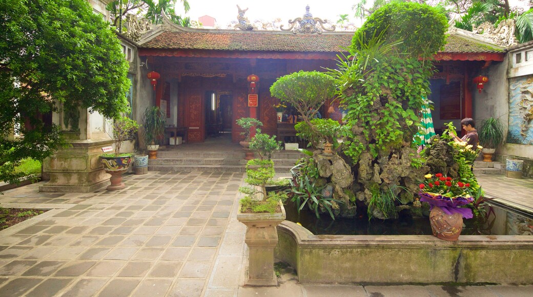 Quan Thanh Temple showing a fountain, a temple or place of worship and a square or plaza