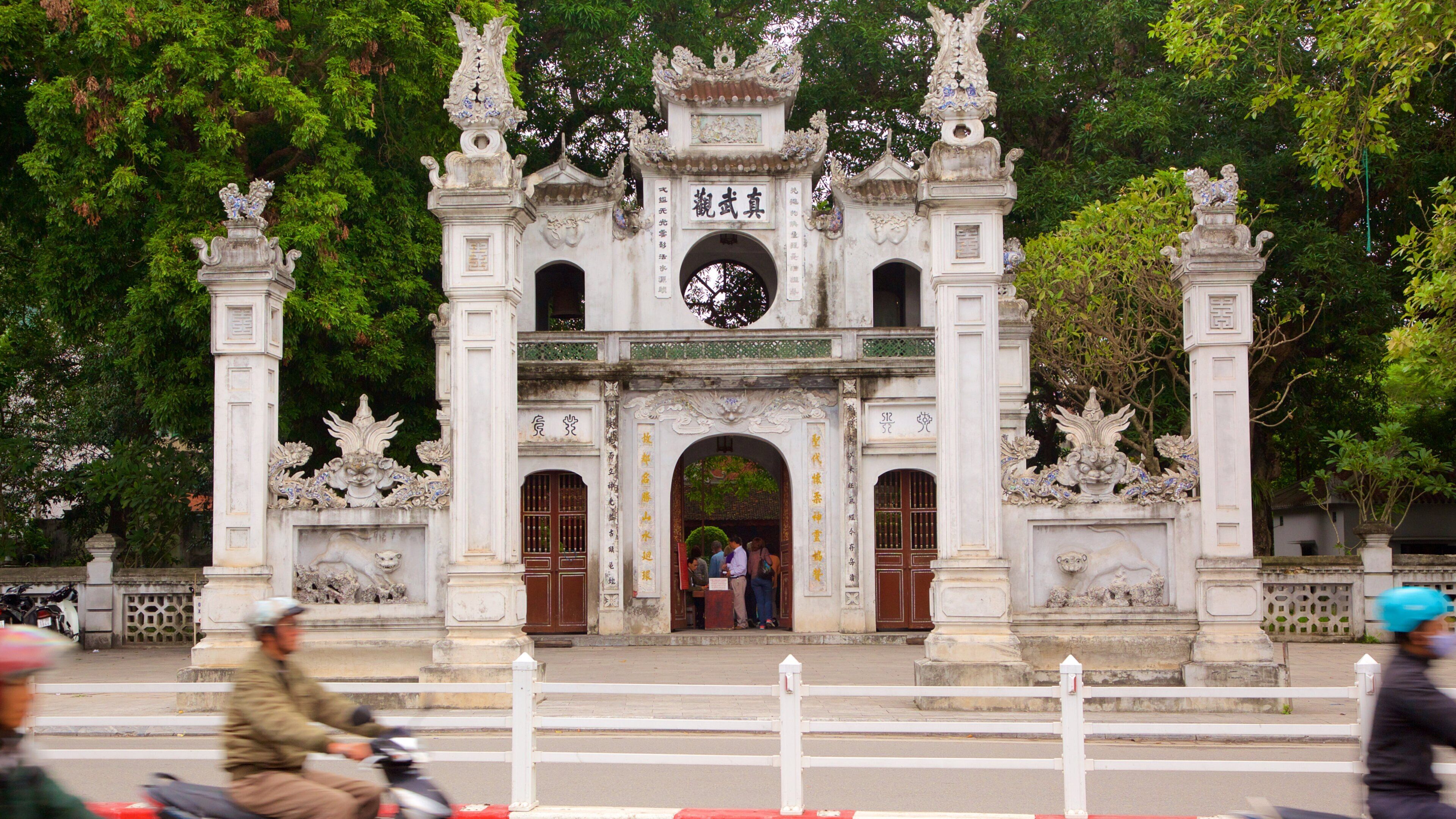 Quan Thanh Temple showing a temple or place of worship and religious aspects
