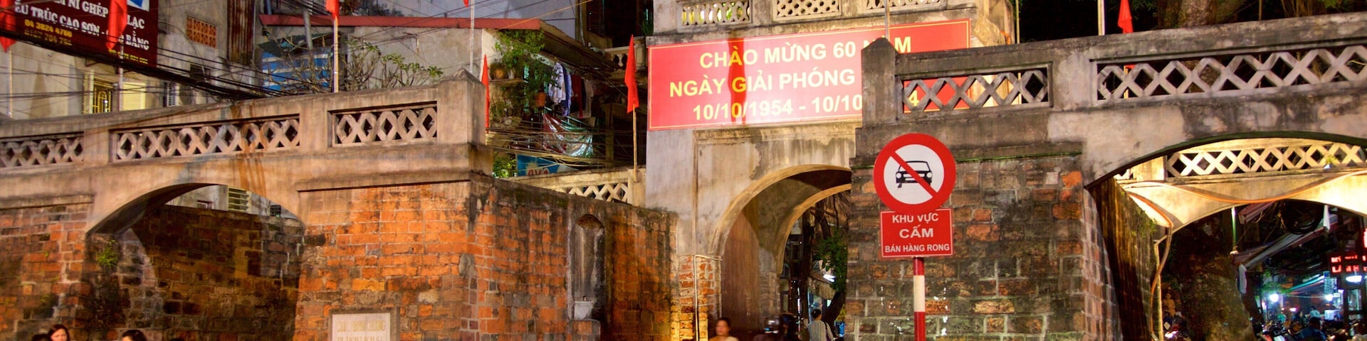 O Quan Chuong featuring a city and night scenes
