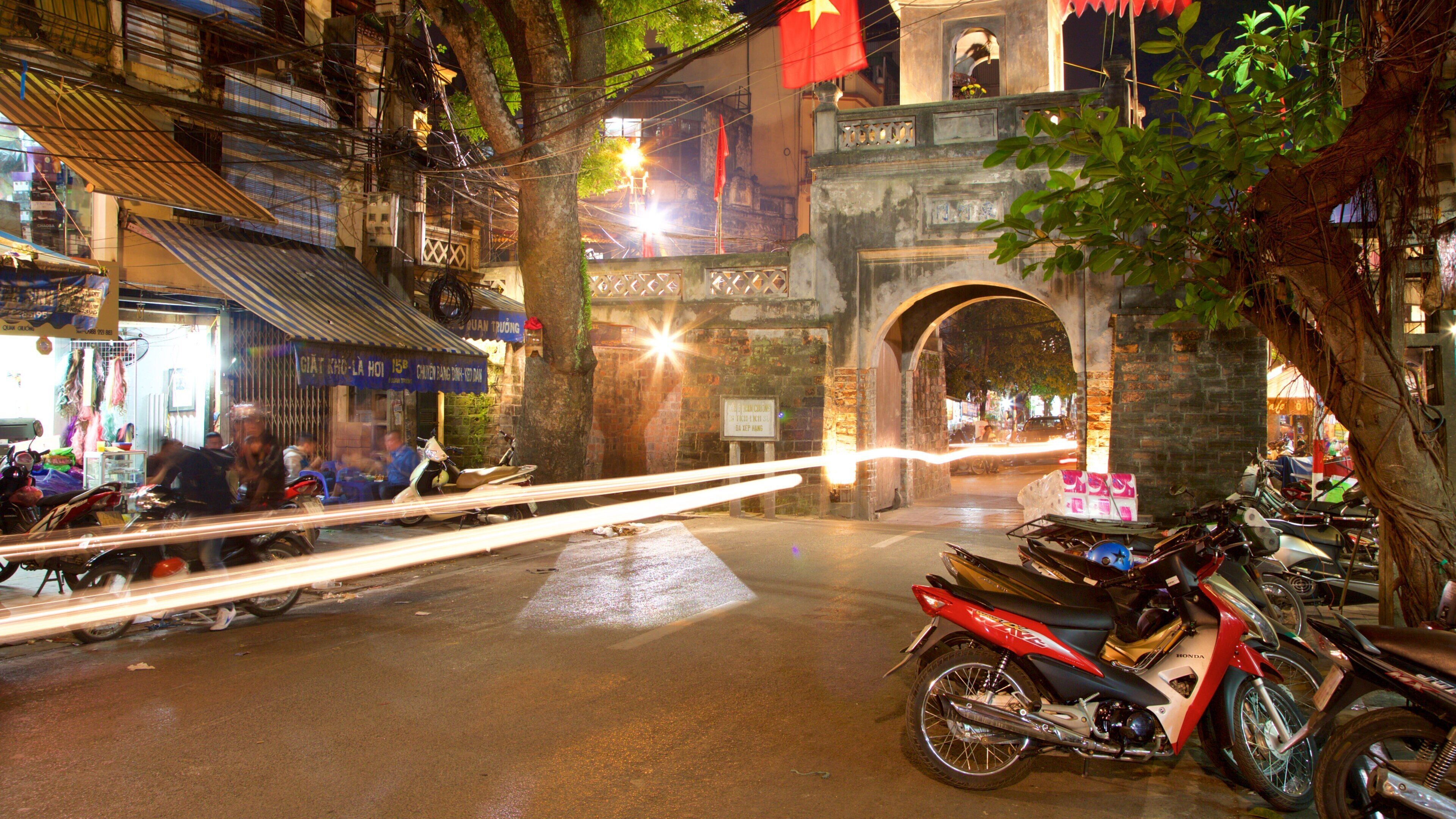 Oude stadspoort van Hanoi inclusief nachtleven, straten en een stad