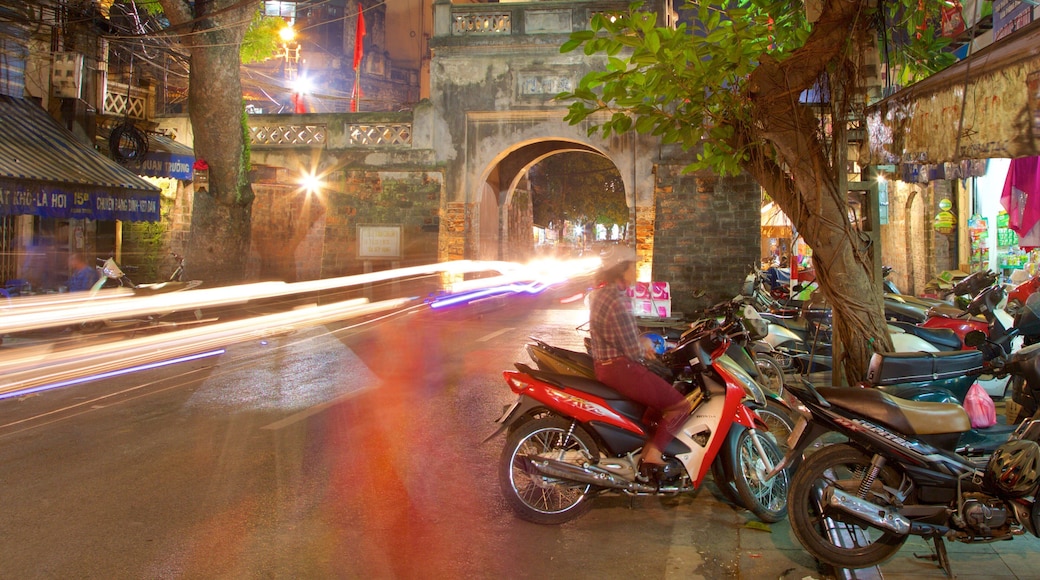 Hanoi gamle byport som viser gatescener og nattbilder