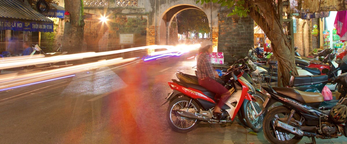 Puerta de la antigua ciudad de Haói ofreciendo escenas urbanas y escenas nocturnas