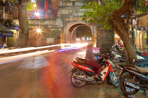 Hanois gamle byport og byder på gadeliv og natteliv
