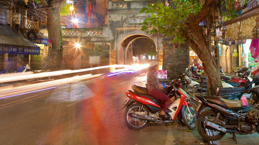 Puerta de la antigua ciudad de Haói que incluye escenas de noche y imágenes de calles