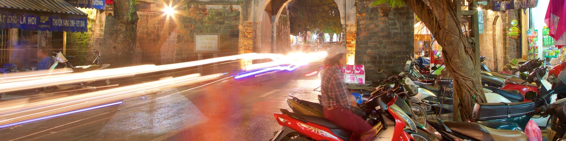 Puerta de la antigua ciudad de Haói que incluye escenas de noche y imágenes de calles
