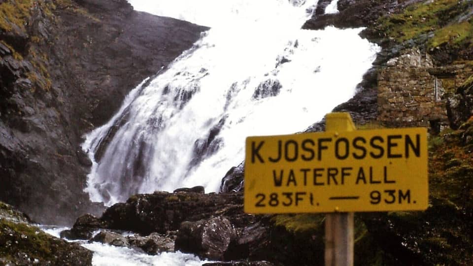 Ett vattenfall som heter Kjossfossen, med en höjd av 86 meter och ett fall på 93 meter.