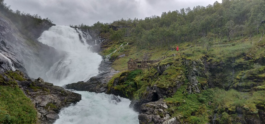 The mighty Kjosfossen is one of many highlights on the Flåm Railway. The waterfall has a total fall of 93 meters and is only accessible by train. It is posible to experience Kjosfossen all year, which gives the traveler the opportunity to visit a roaring waterfall during summer and pass by a snow and ice-covered waterfall during winter.