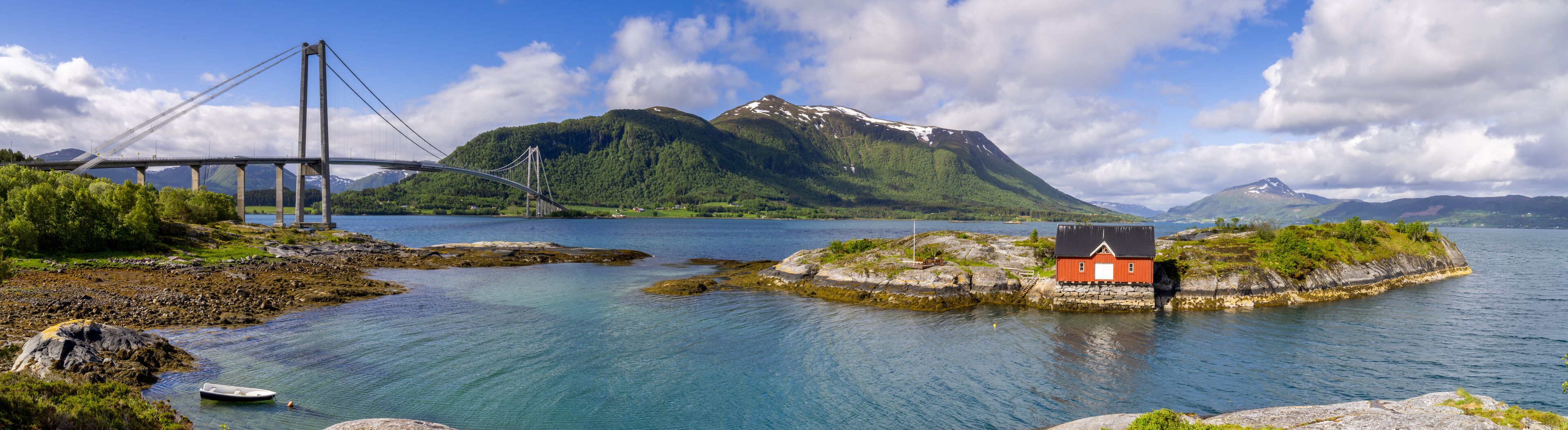 The Gjemnessund Bridge,  Gjemnessundbrua a suspension bridge that crosses the Gjemnessundet strait between the mainland and the island of Bergsoya in the municipality of Gjemnes in Møre og Romsdal