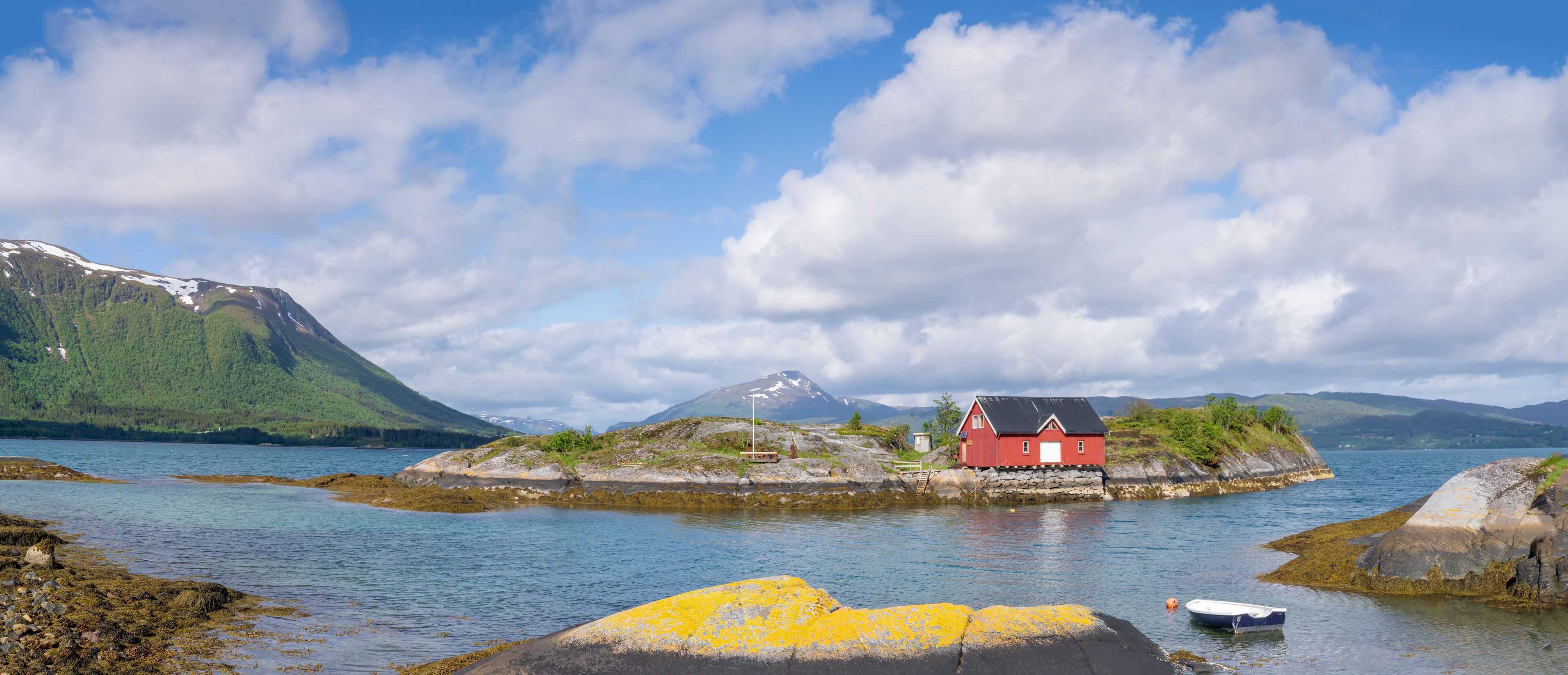 The Gjemnessund Bridge,  Gjemnessundbrua a suspension bridge that crosses the Gjemnessundet strait between the mainland and the island of Bergsoya in the municipality of Gjemnes in Møre og Romsdal