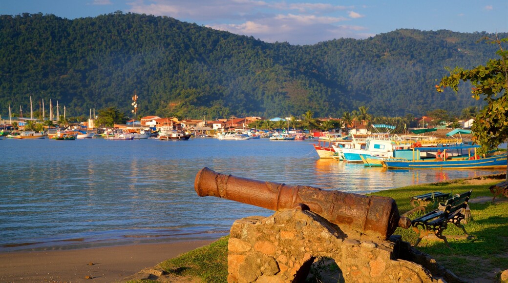 Plaza Bandeira mostrando una bahía o puerto, elementos del patrimonio y un jardín