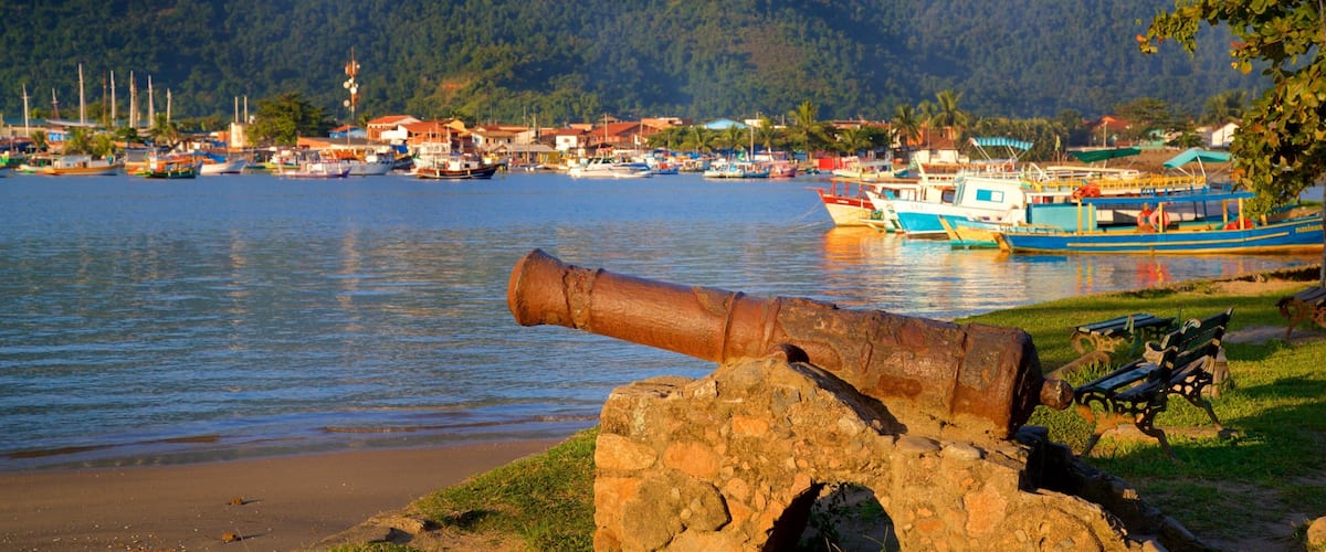 Praça da Bandeira bevat een baai of haven, een tuin en een kuststadje