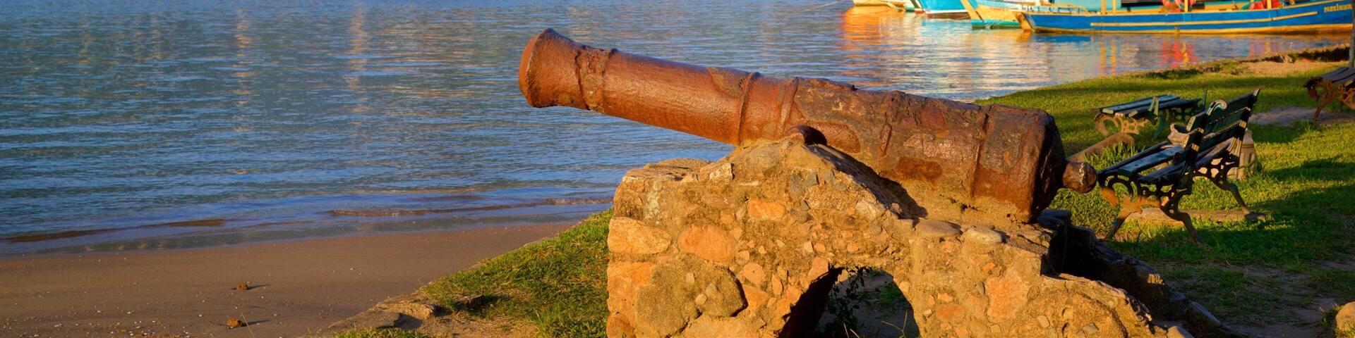 Bandeira Square which includes a bay or harbor, a park and a coastal town