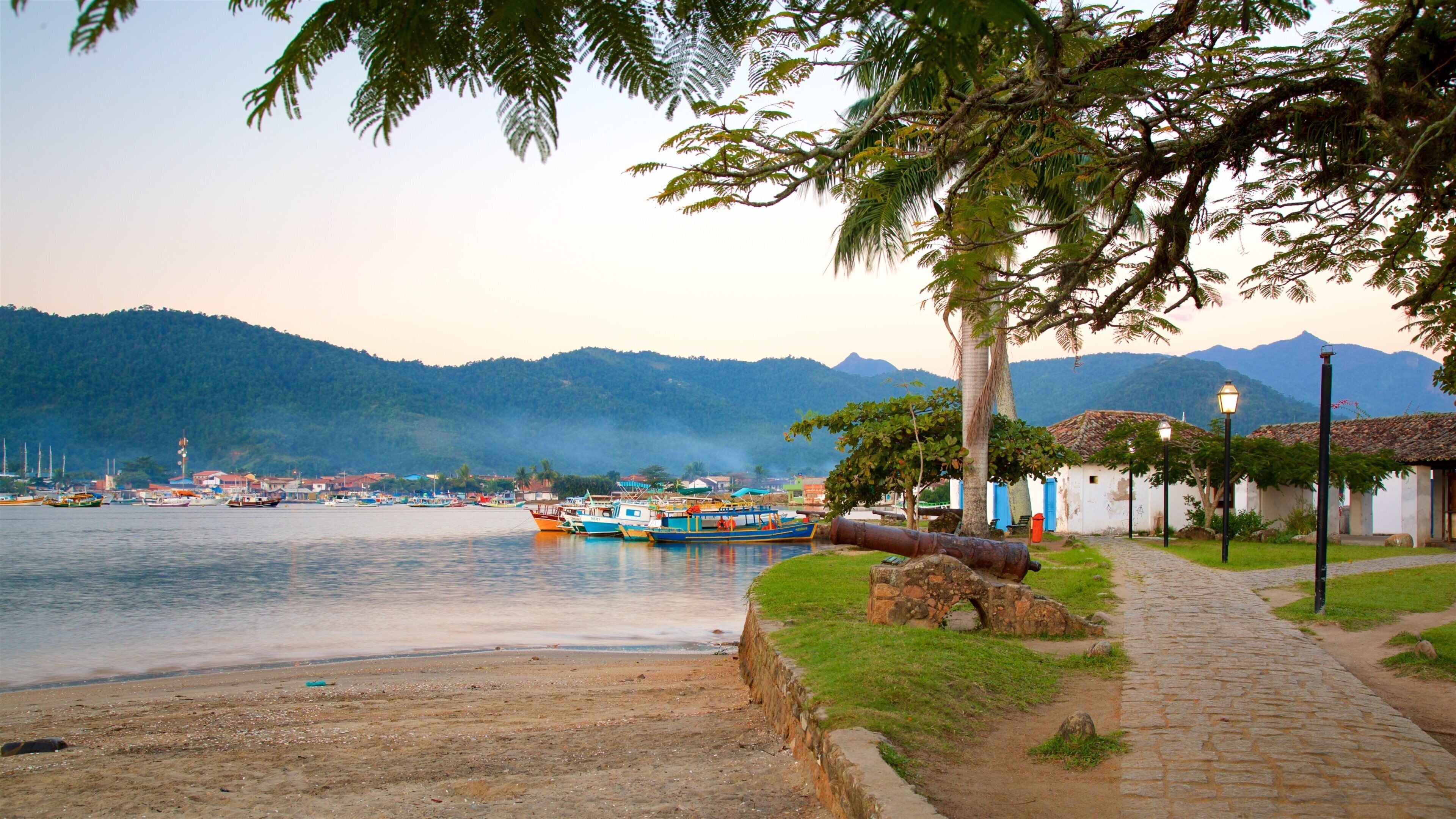Bandeira Square showing general coastal views, a sandy beach and a coastal town