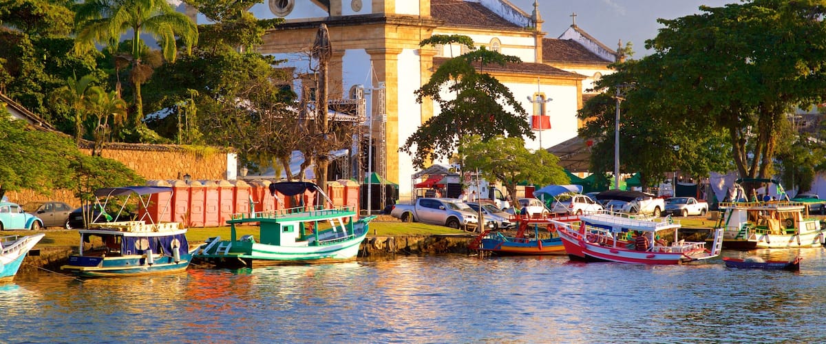 Iglesia de Nuestra Señora de los Remedios ofreciendo una bahía o un puerto