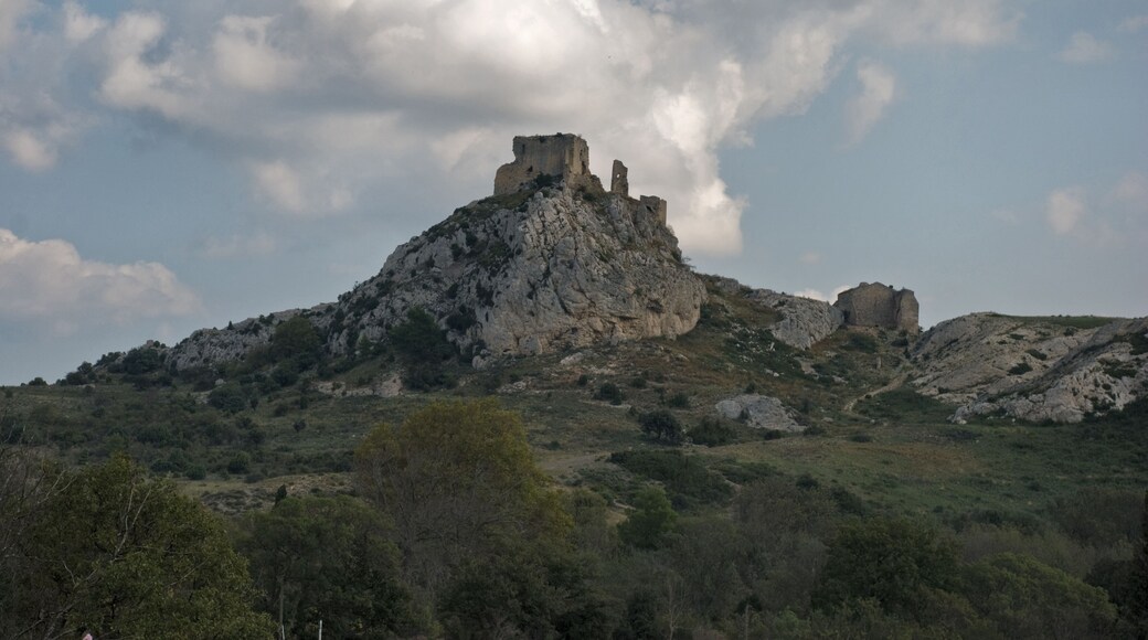 La ruine du chĂąteau Castellas de Roquemartine Ă EyguiĂšres, Bouches-du-RhĂŽne, France