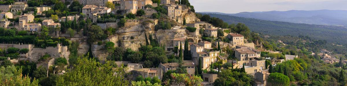Panoramique Gordes (84220) sur sa bute domine sa vallée, dans le département du Vaucluse en région Provence-Alpes-Côte-d'Azur, France