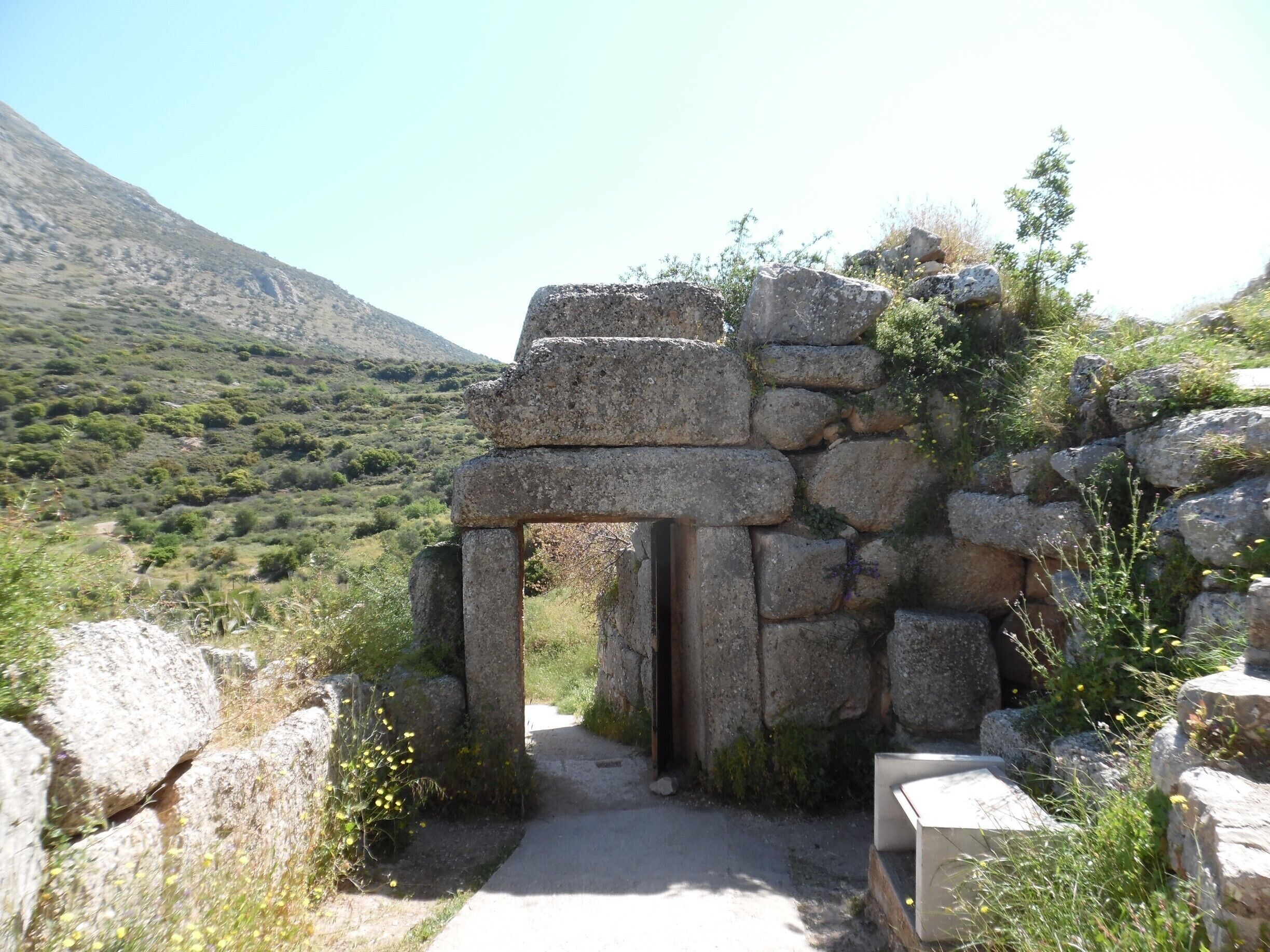 Mycenae wall gate shows stone thousands of years older than Inca walls.