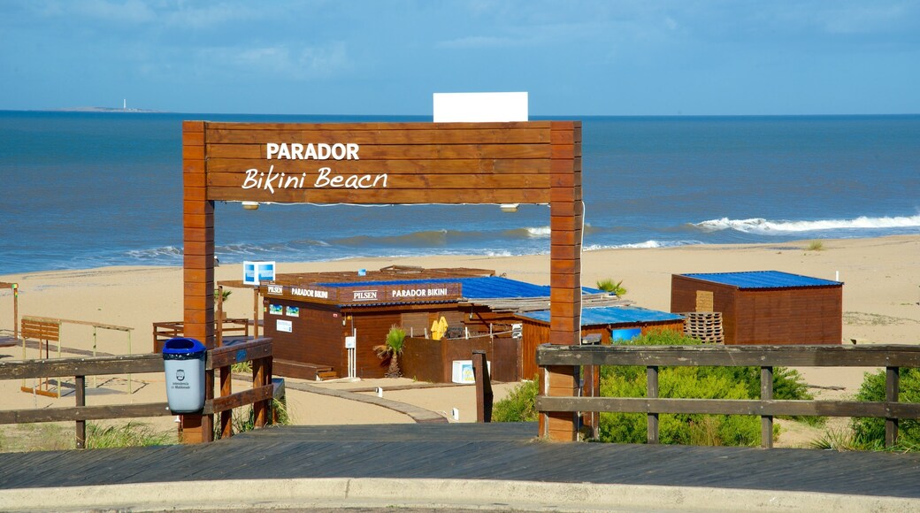 Playa Bikini mostrando vistas generales de la costa, señalización y una playa