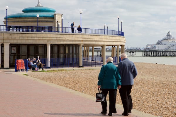 Eastbourne Bandstand que incluye una playa de guijarros y también una pareja