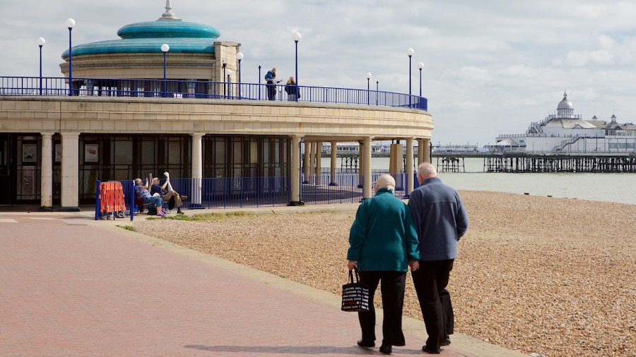 Eastbourne Bandstand fasiliteter samt strand med småstein i tillegg til par