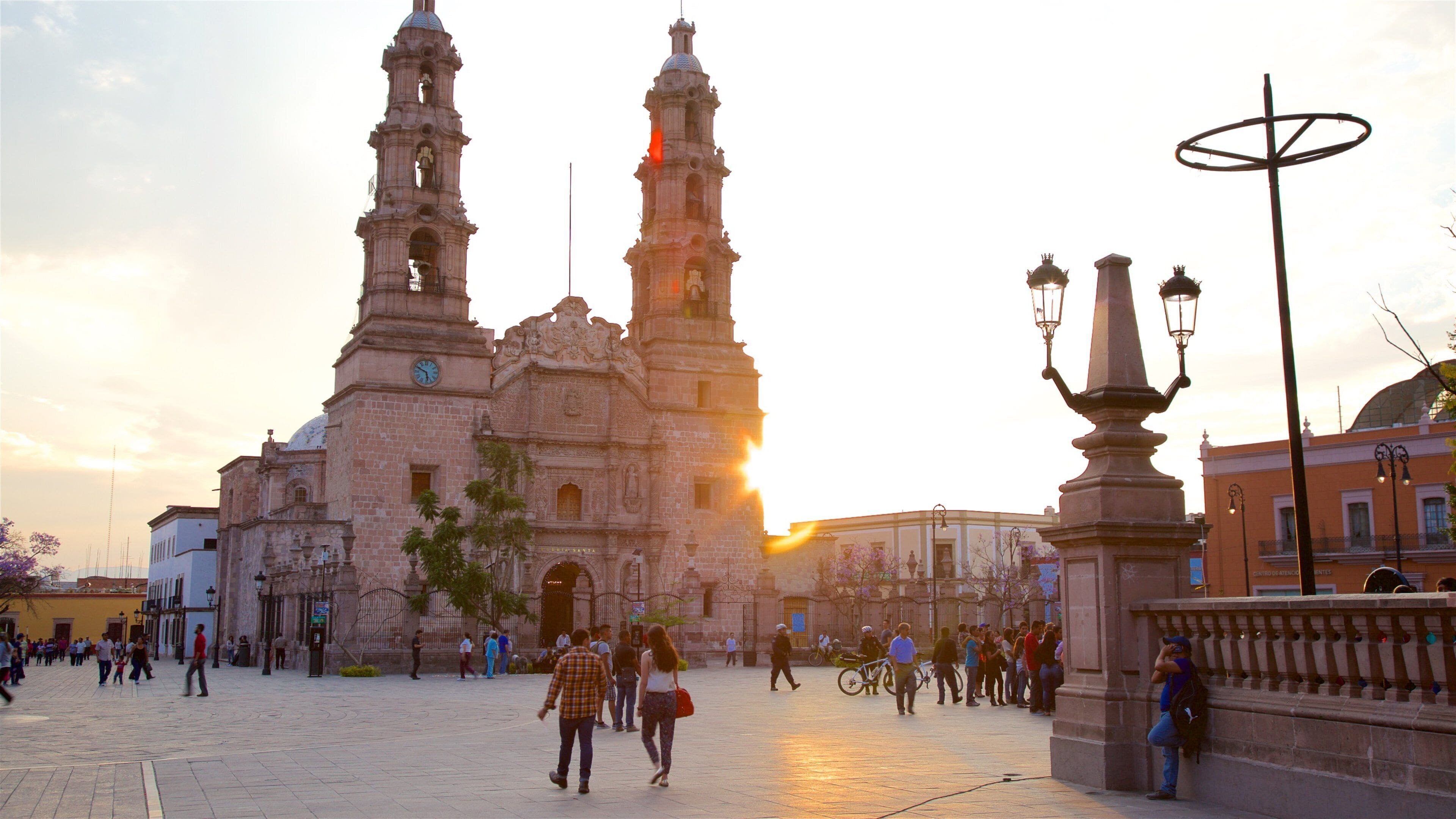 Catedral de Aguascalientes presenterar historisk arkitektur, en kyrka eller katedral och ett torg