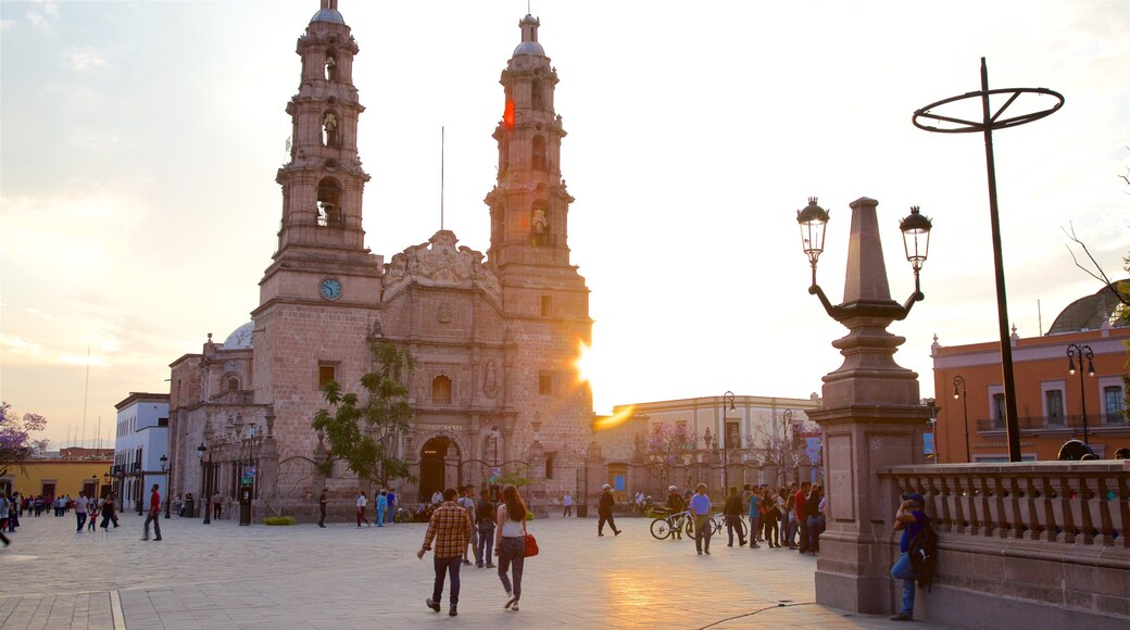 Catedral de Aguascalientes presenterar historisk arkitektur, en kyrka eller katedral och ett torg