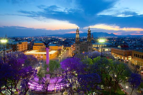 Catedral de Aguascalientes som inkluderar nattliv, ett monument och en trÀdgÄrd