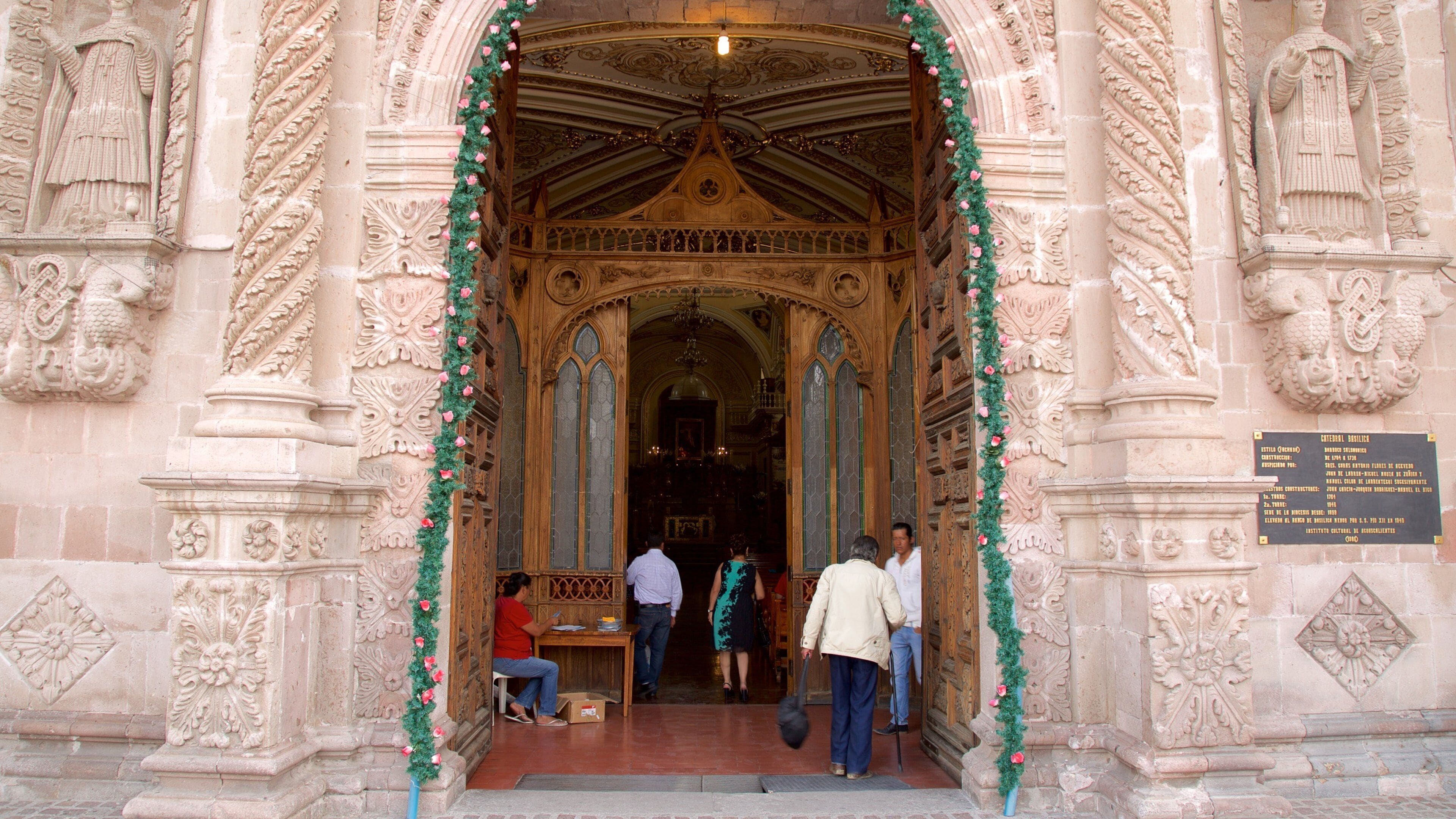 Basílica Catedral Nuestra Senora de la Asunción ofreciendo patrimonio de arquitectura y también un pequeño grupo de personas