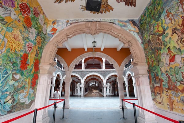 Palais du Gouvernement d\'Aguascalientes qui includes art en plein air, patrimoine historique et vues intérieures