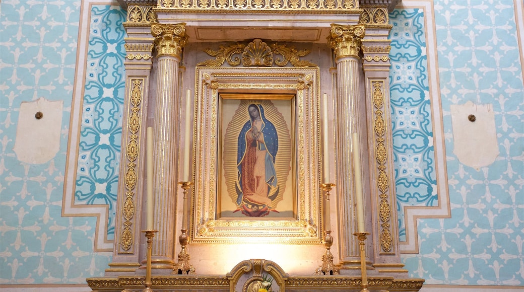 Ăglise San Marcos mettant en vedette vues intĂ©rieures et aspects religieux