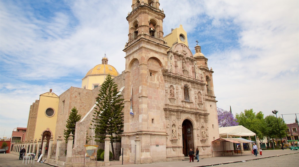 Ăglise San Marcos qui includes Ă©glise ou cathĂ©drale, patrimoine architectural et square ou place