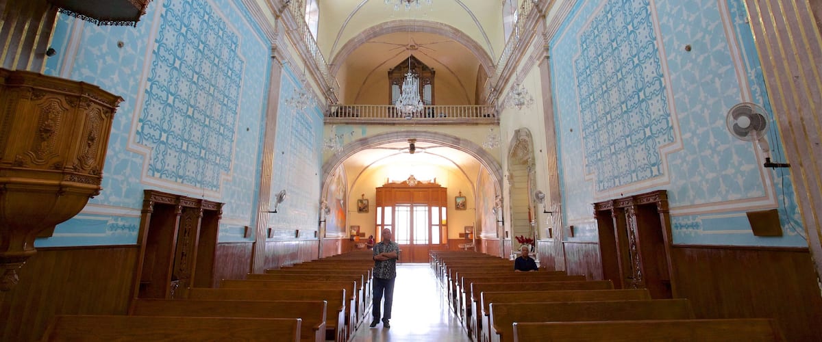 Kirche San Marcos welches beinhaltet Kirche oder Kathedrale und Innenansichten