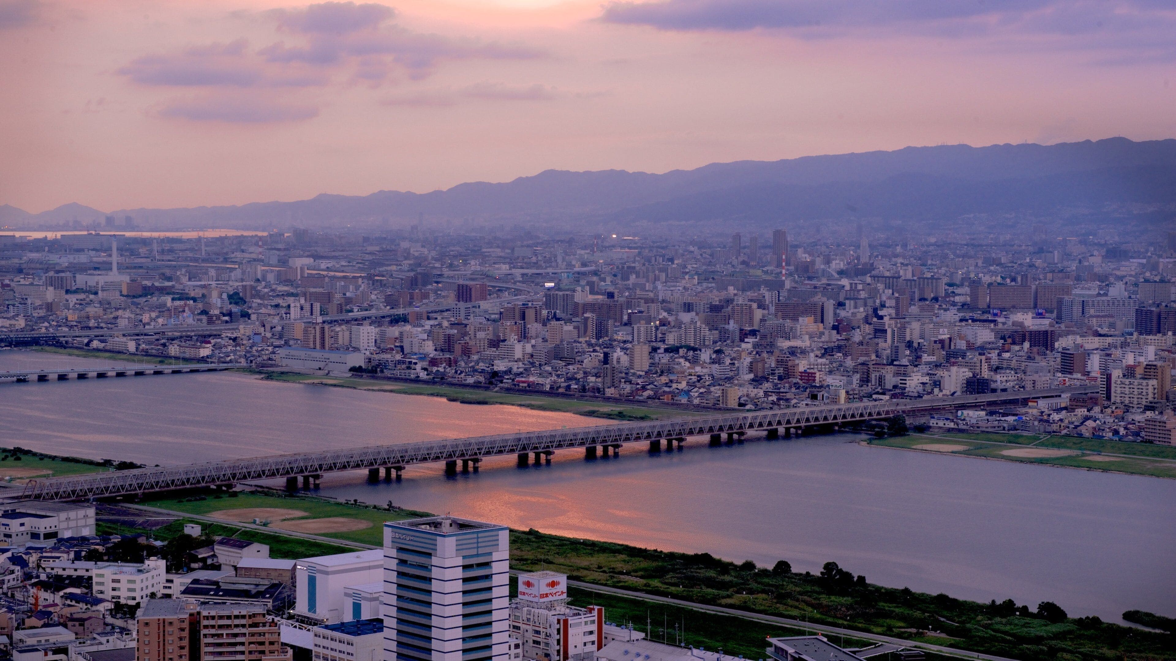 Floating Garden Observatory que incluye una ciudad, un atardecer y vistas panorámicas