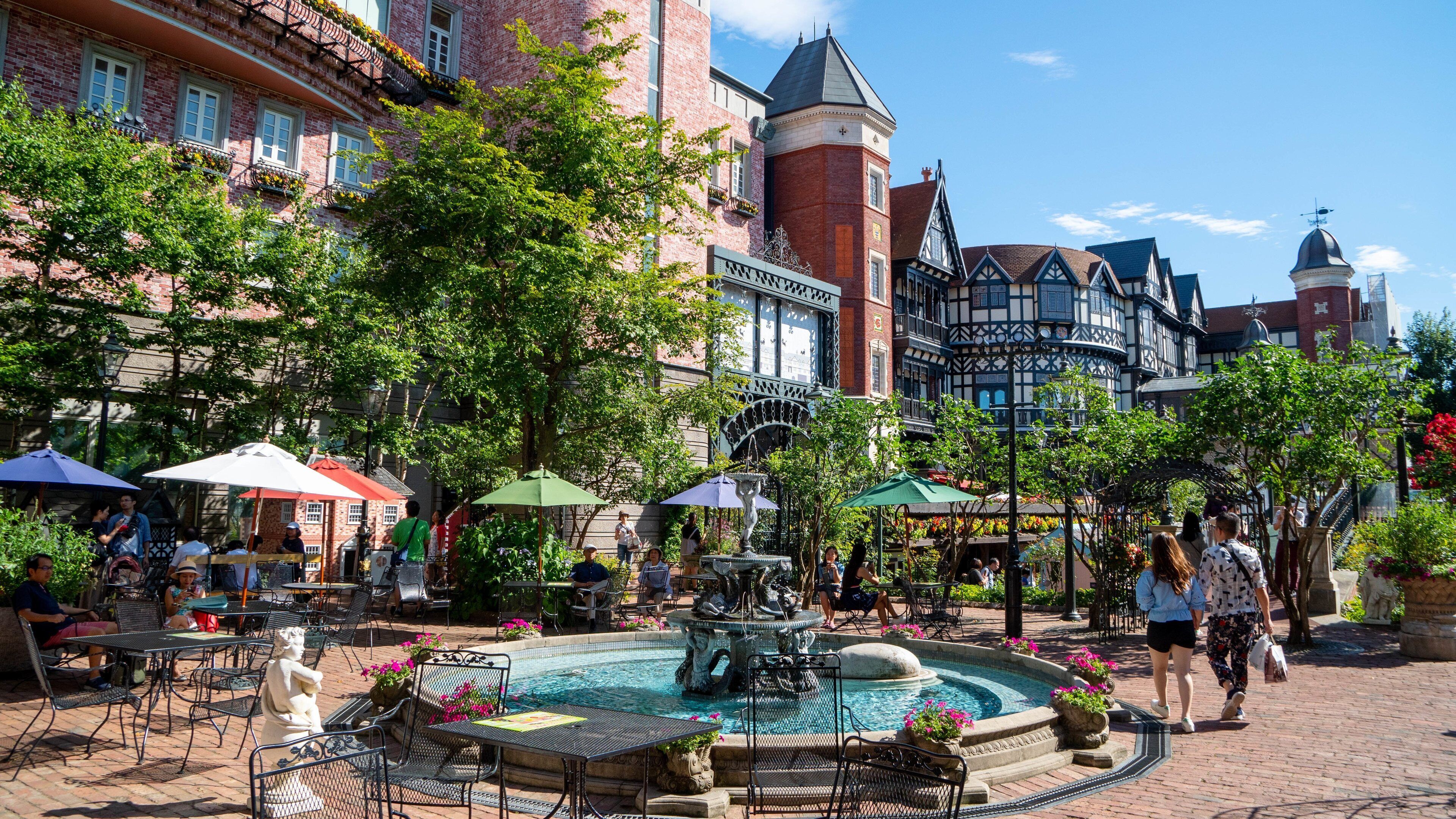 Shiroi Koibito Park showing street scenes and a fountain