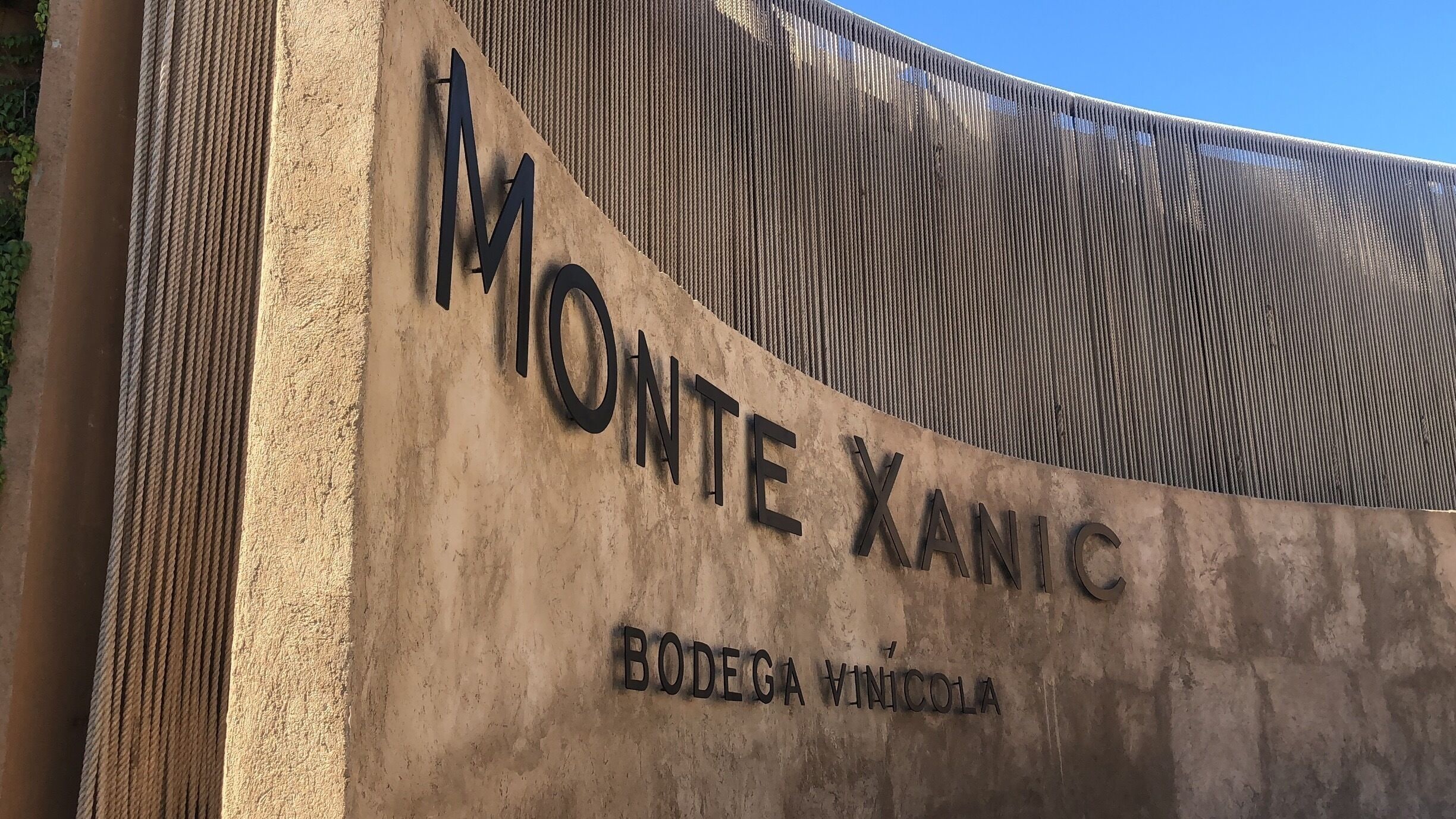 A sign with the text 'Monte Xanic' and 'Bodega Vinícola'.