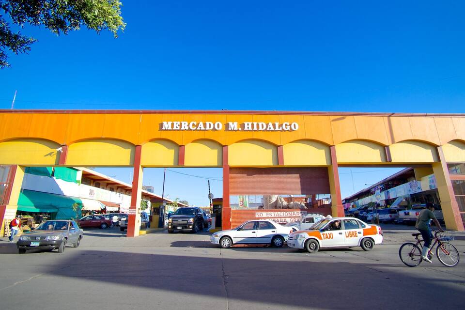 Mercado M. Hidalgo with a clear blue sky.