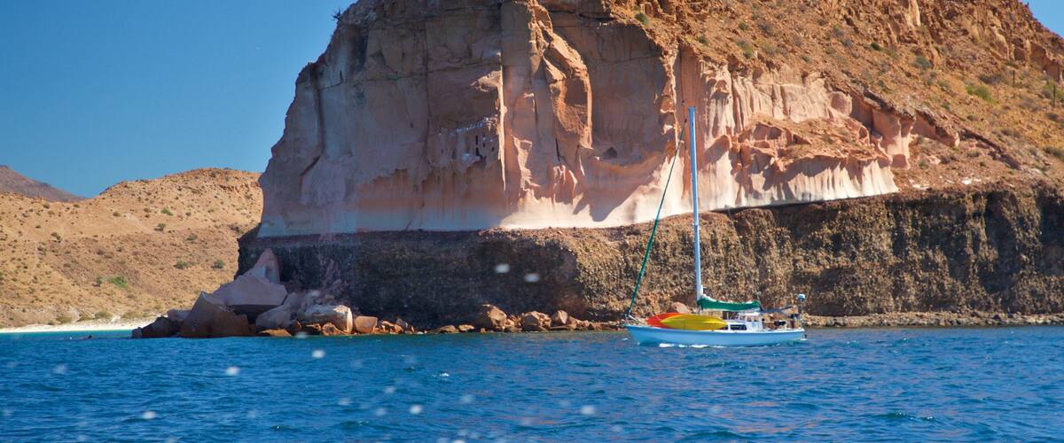 Isla Espiritu Santo showing boating, rocky coastline and general coastal views