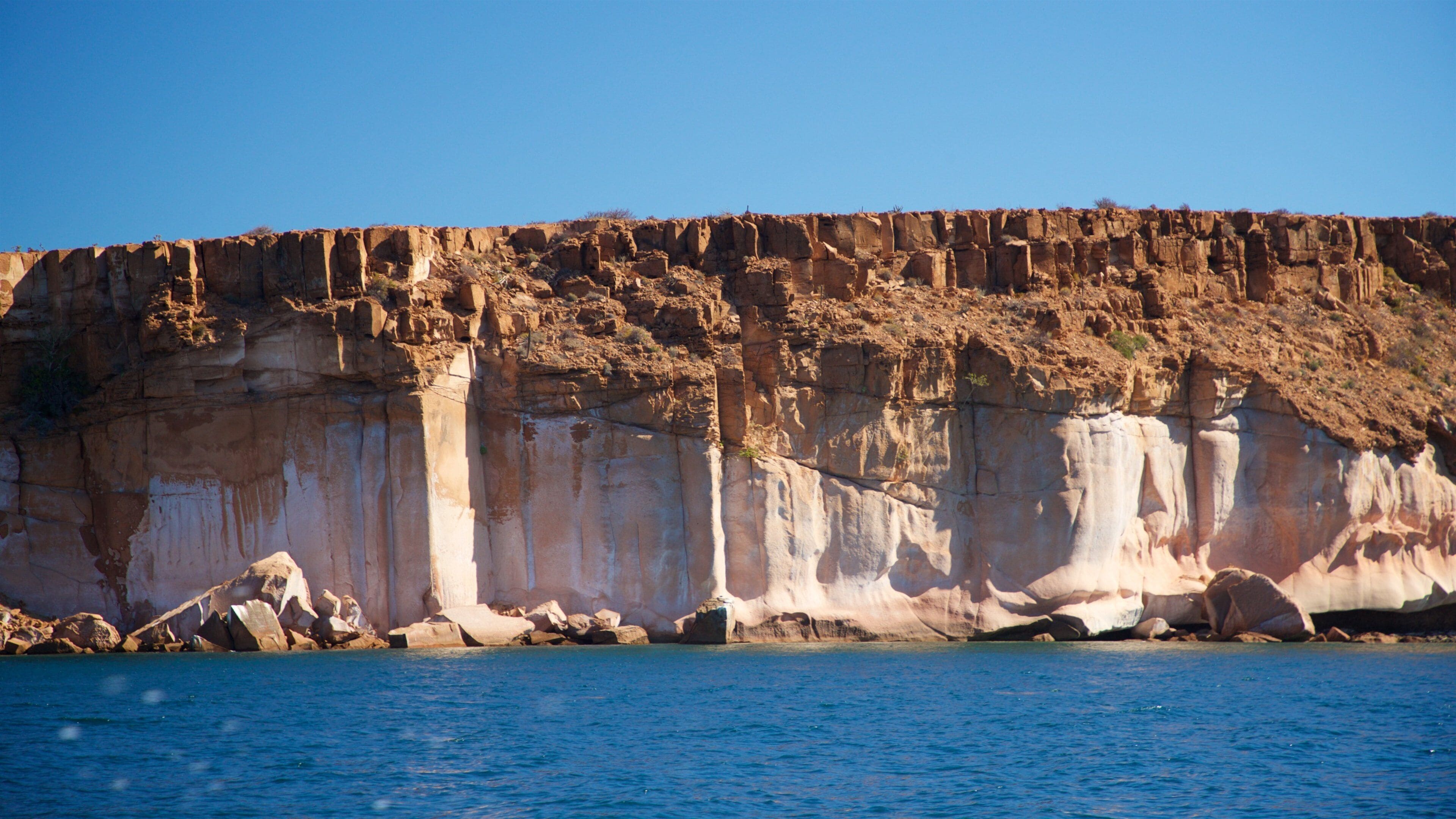 Isla Espiritu Santo showing rugged coastline and general coastal views