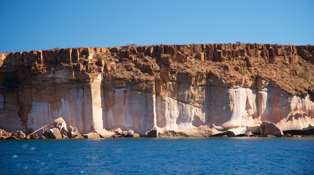 Isla Espiritu Santo showing rugged coastline and general coastal views