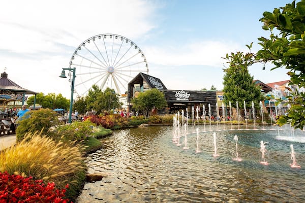 Island at Pigeon Forge which includes a fountain
