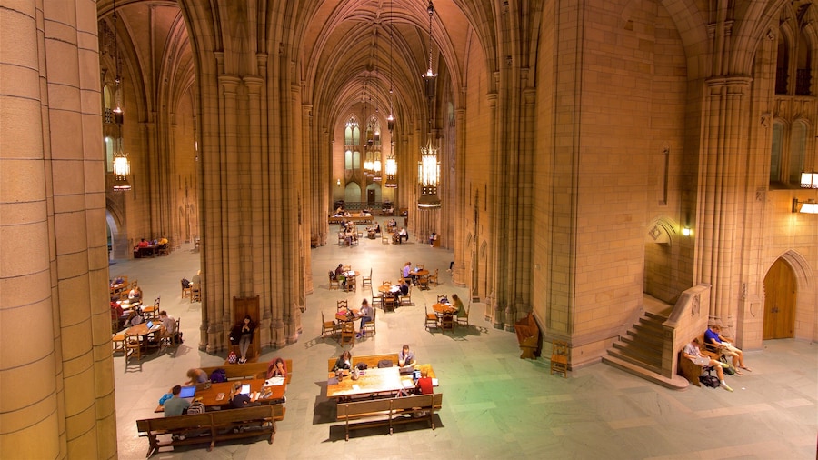 Cathedral of Learning qui includes vues intérieures, église ou cathédrale et patrimoine historique