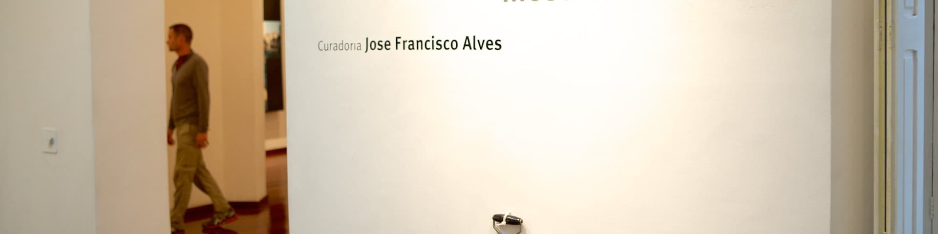 Museu de Arte Contemporânea que inclui sinalização e vistas internas