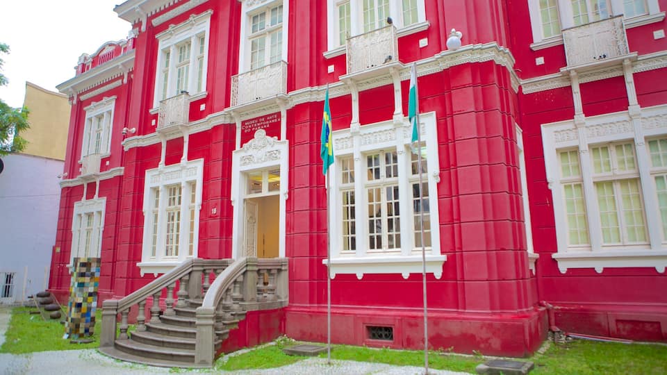 A red building with white trim and a sign that reads "Museu de Arte Contemporanea do Paraná".