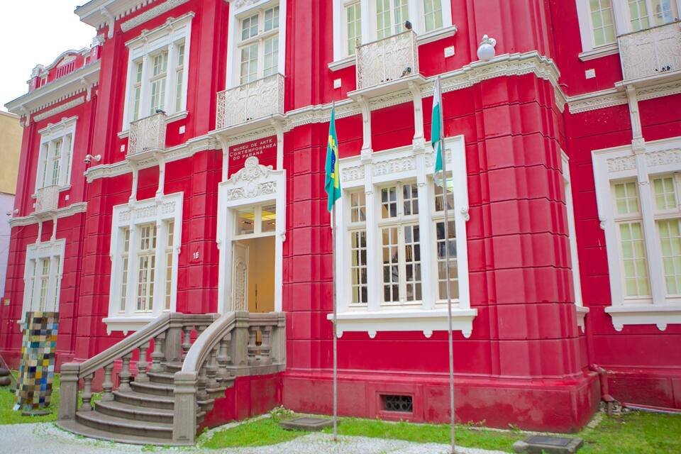 A red building with white trim and a sign that reads "Museu de Arte Contemporanea do Paraná".