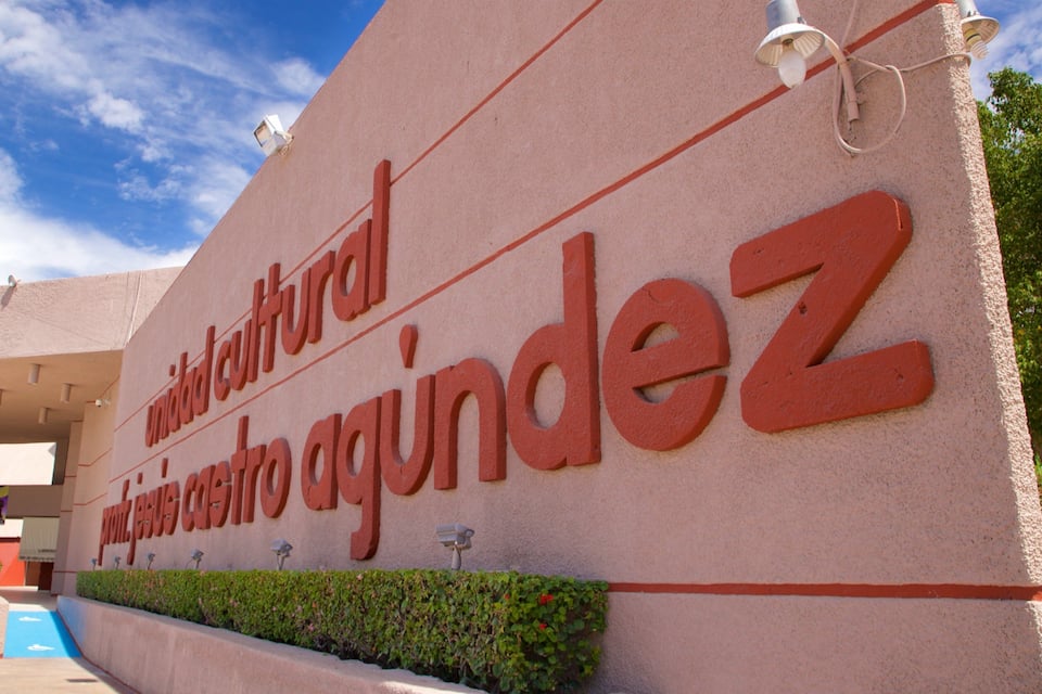 A building with a sign that reads "Unidá Cultural Centro Aguindez".