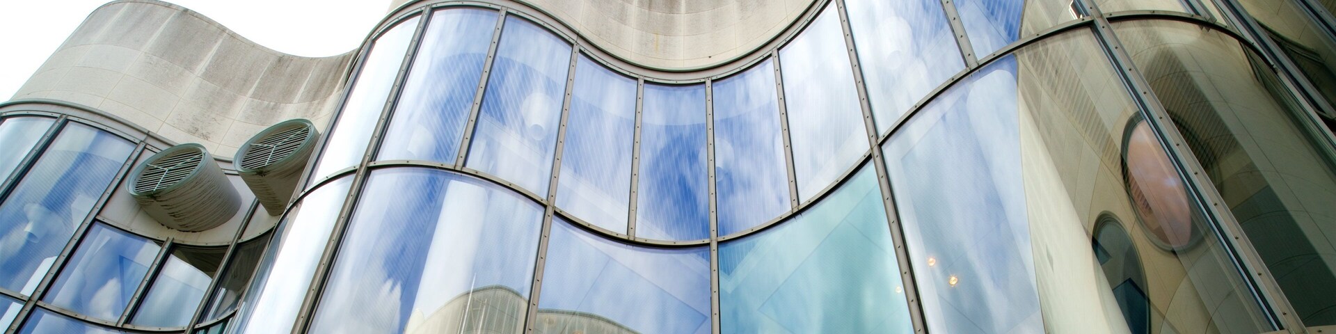 Bundeskunsthalle showing modern architecture