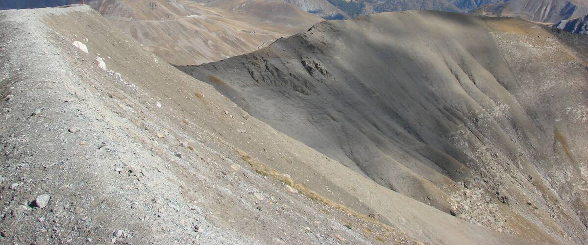 Un paisaje montañoso y agreste con cielo despejado.
