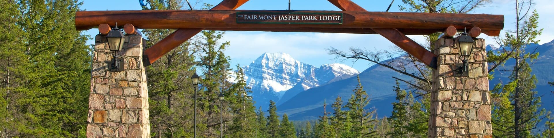 Parc national de Jasper montrant montagnes, signalisation et un jardin
