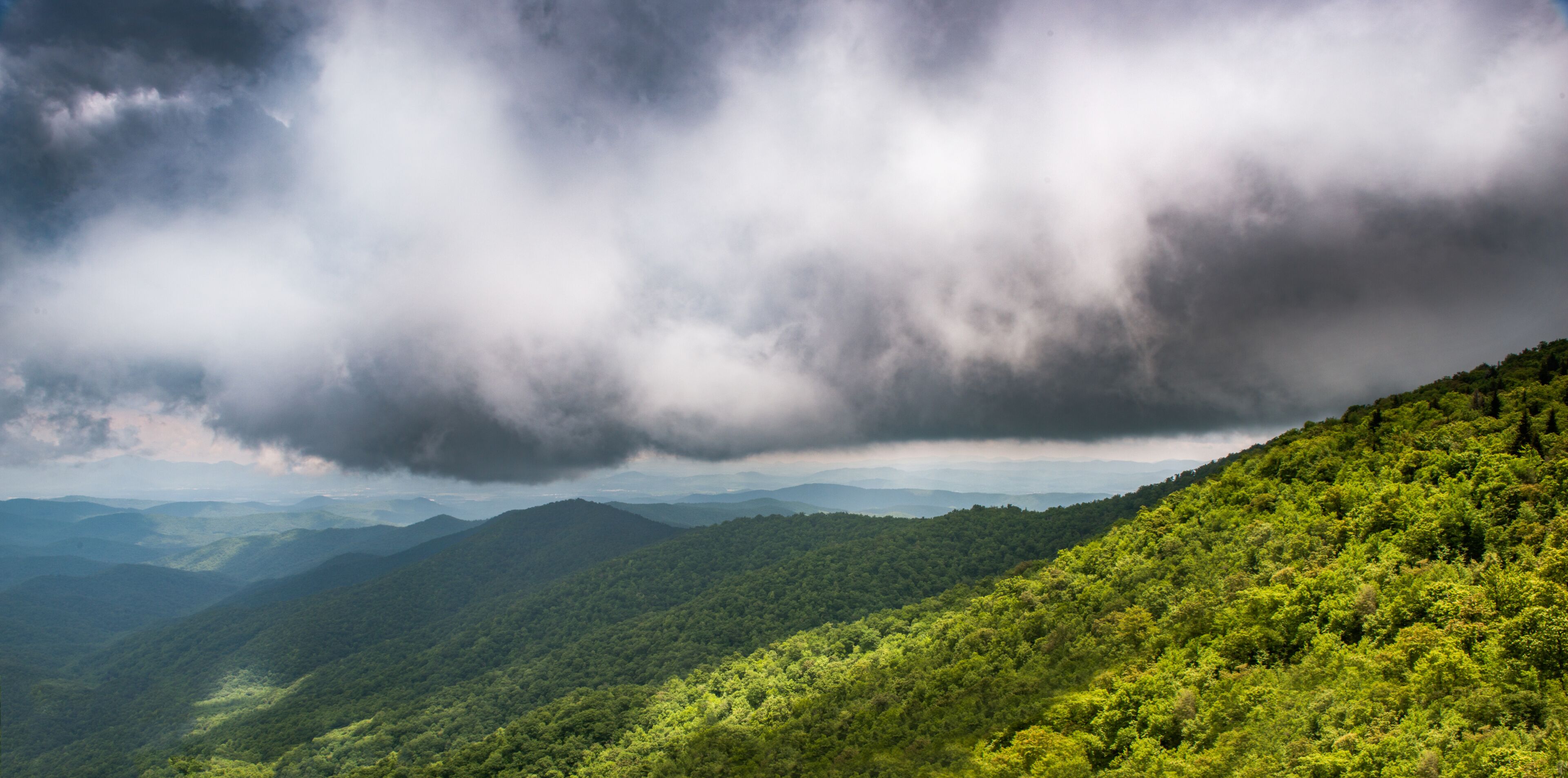 A huge cloud bank movesover the mountains along the Blue Ridge Parkway in North Carolina, USA.